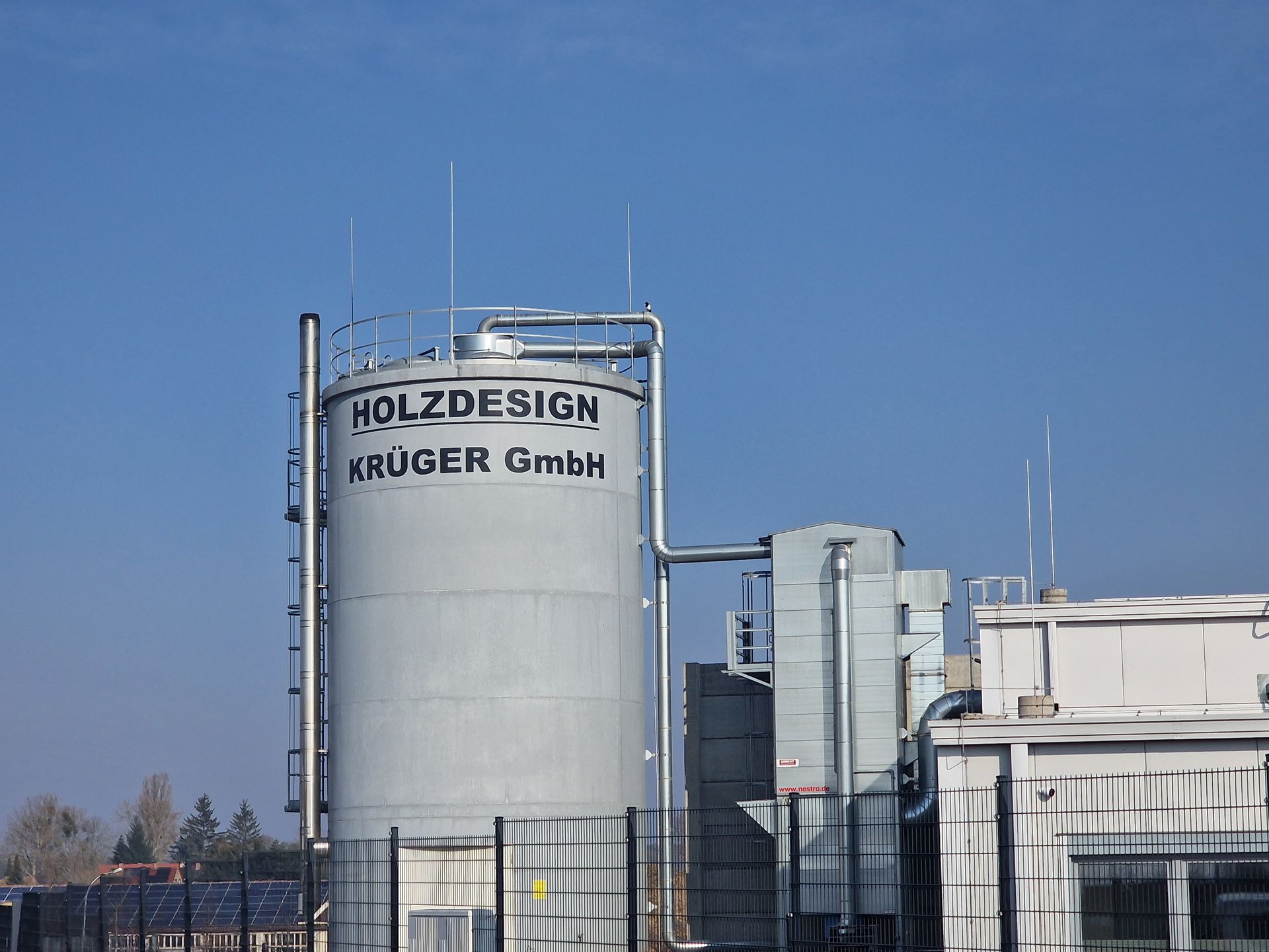 Holzspäneturm zur nachhaltigen Energieerzeugung bei der Holzdesign Krüger Gmbh