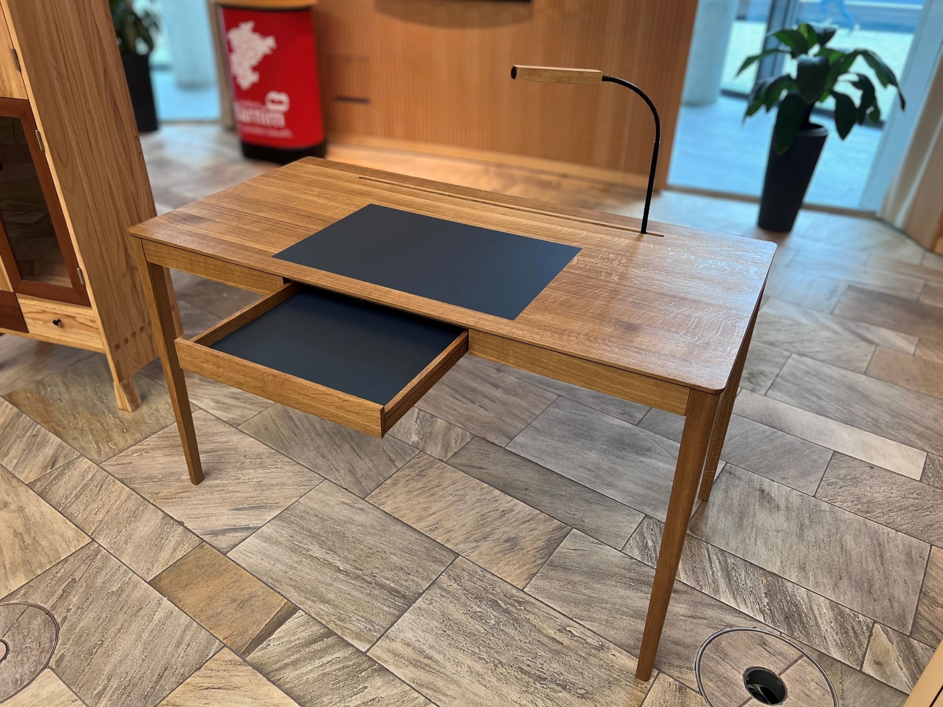 Schreibtisch Oakon - Leichtigkeit trotz Vollholz