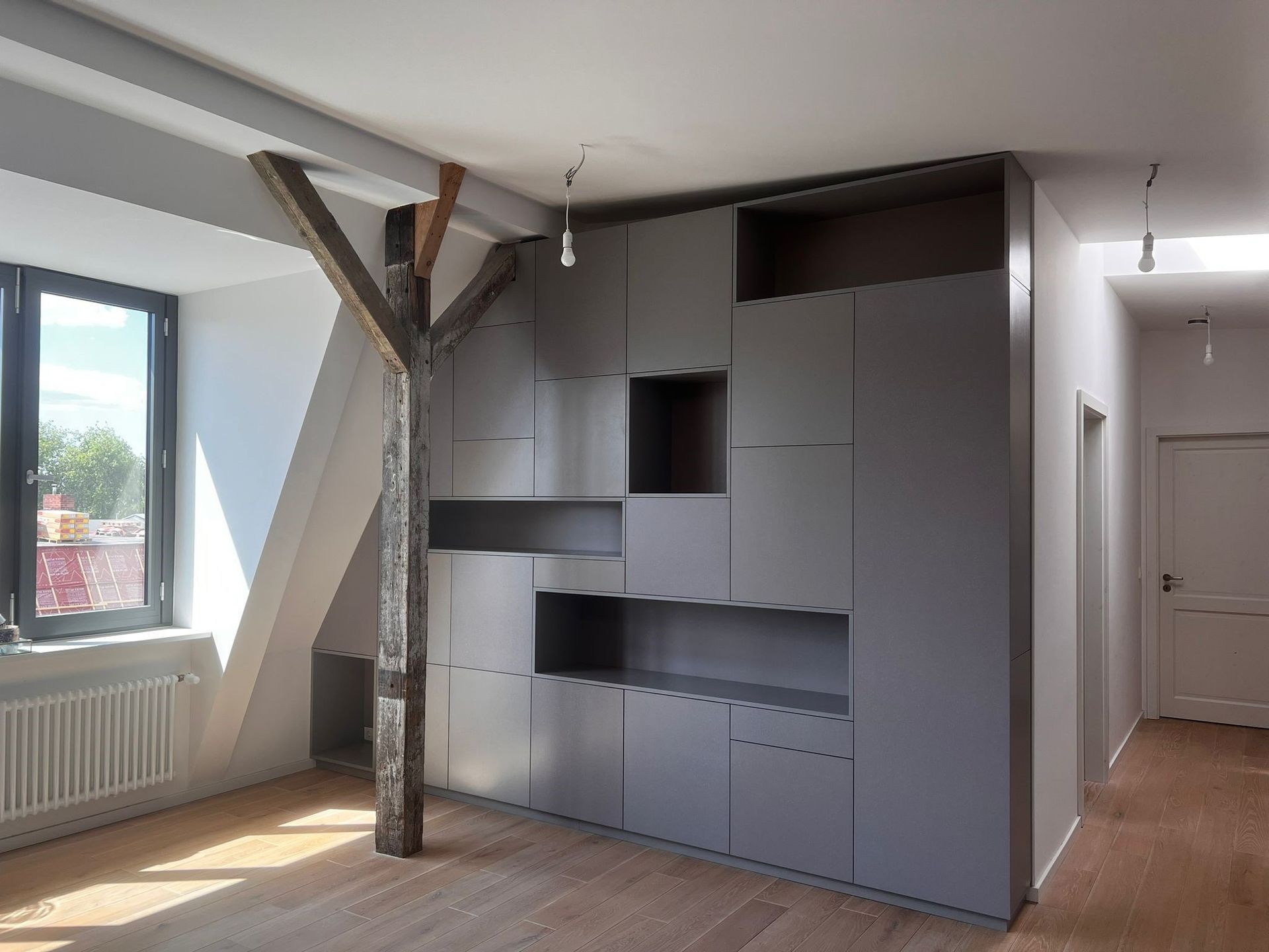 Maßarbeit bei der Schrankwand, gefertigt von der Holzdesign Krüger GmbH