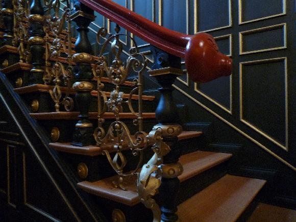 Treppengeländer und Wandvertäfelung mit Denkmalschutz - bei der Tischlerei Christian Krüger GmbH sind Sie in guten Händen