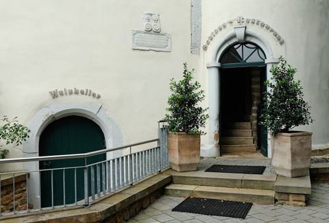 Eingang Schloss Rockenhausen mit nahegelegenem Weinkeller