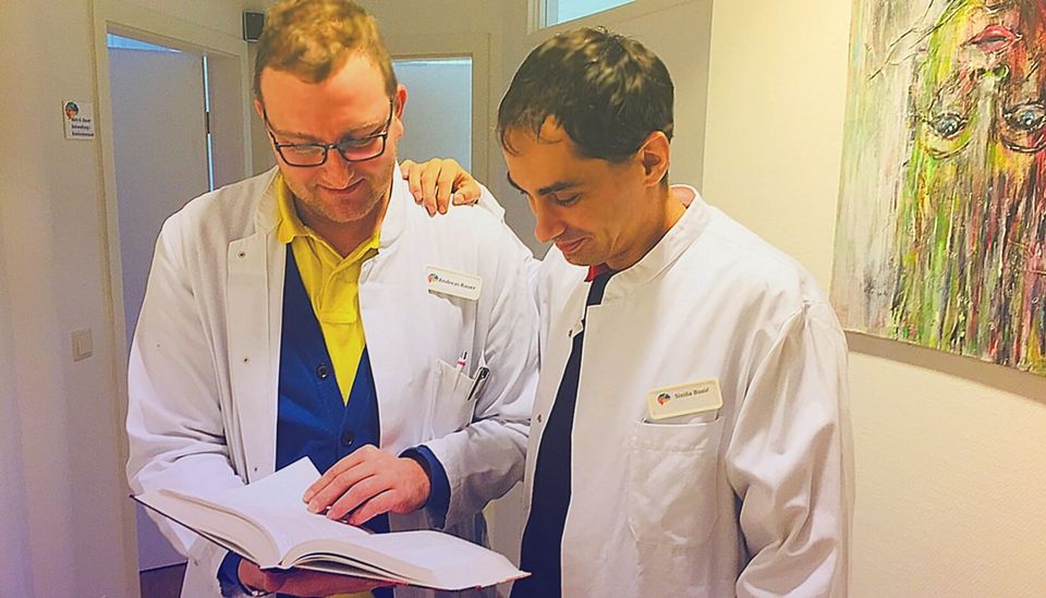 Facharzt für Psychiatrie und Psychotherapie Andreas Bauer und Kollege Siniša Busić