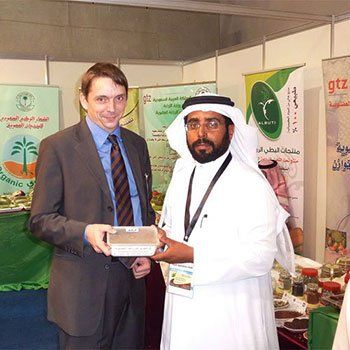 Foto Messestand des gtz-giz-Projektes Ökolandbau mit Projektleiter und Berater Haas sowie Investor Agrarunternehmen in Saudi Arabien