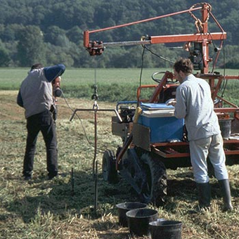 Bodenbeprobung in Parzellen-Feldversuchsanlage mit Geräteträger, Motorhammer und Kran sowie Zubehör