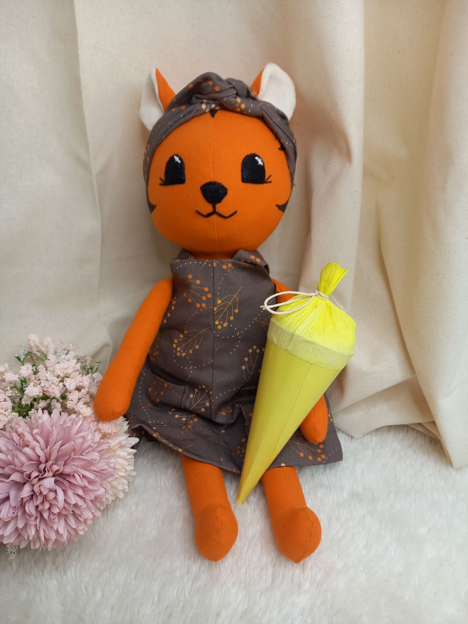 Einschulung - Schulkind Kleines Kuscheltier Tiger mit Schultüte als Geschenk zur EInschulung.