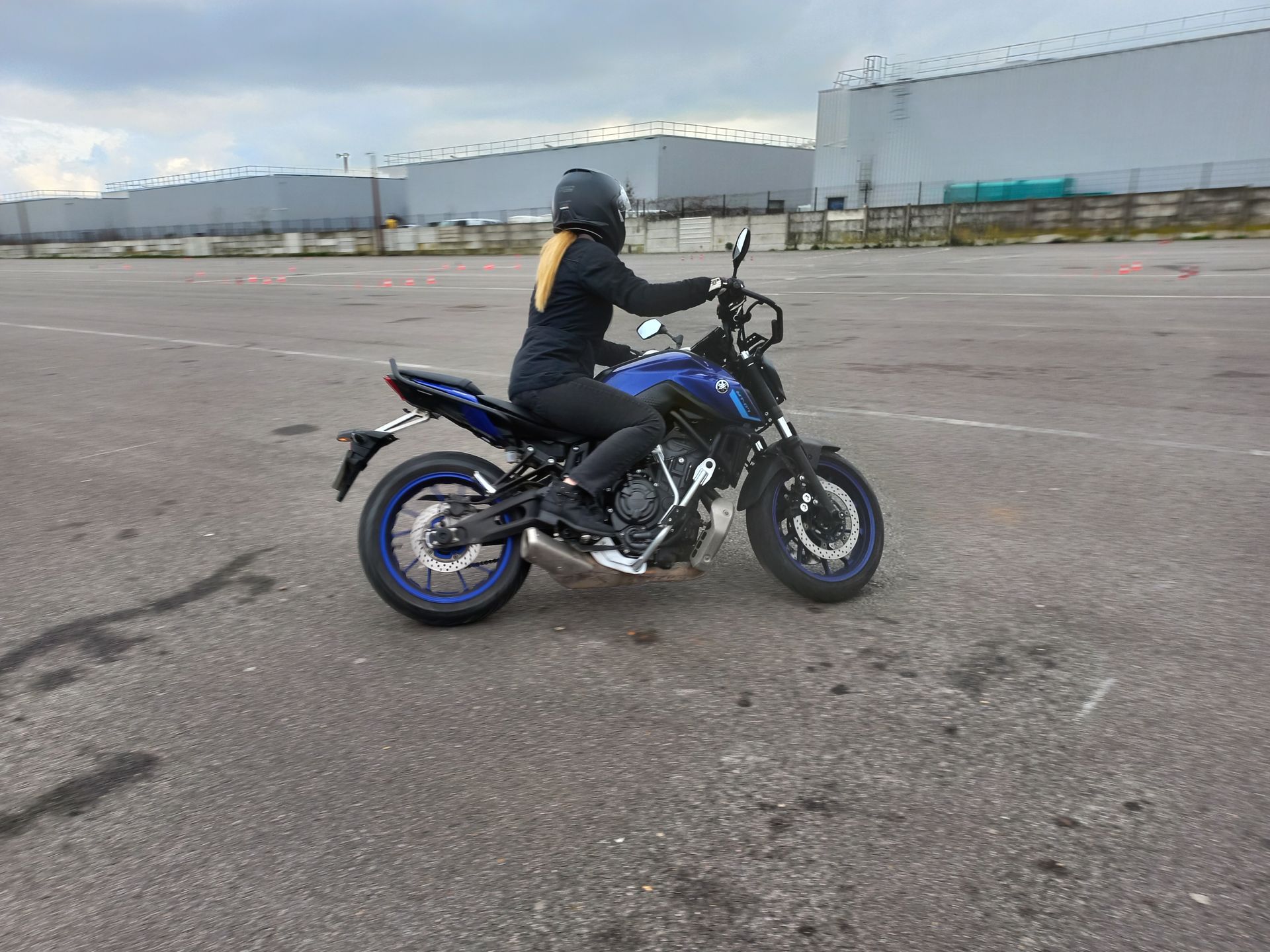 Photo de plusieurs motards qui se baladent sur une route au crépuscule