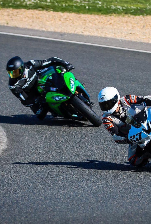 Photo d'un motard sur le circuit