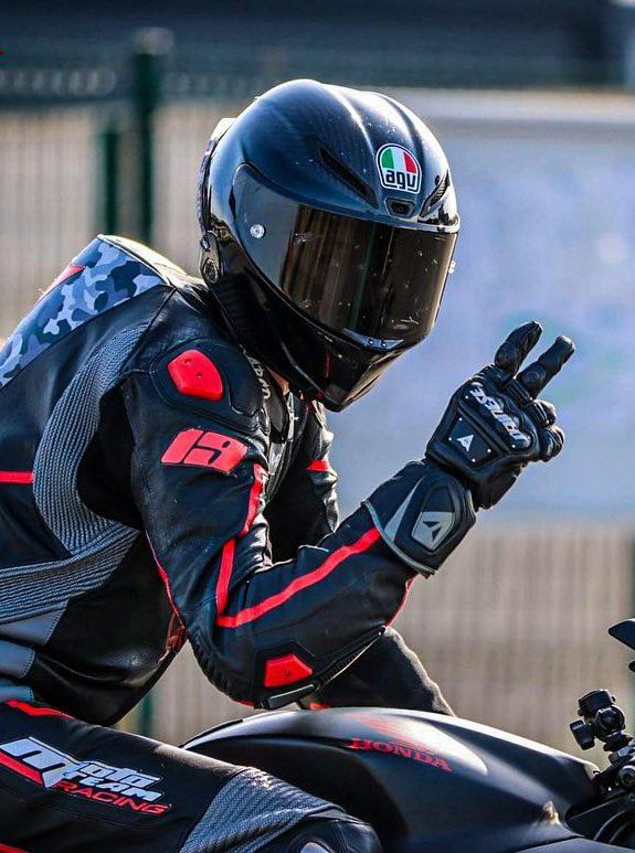 photo de 2 motards roulant sur une route sinueuse