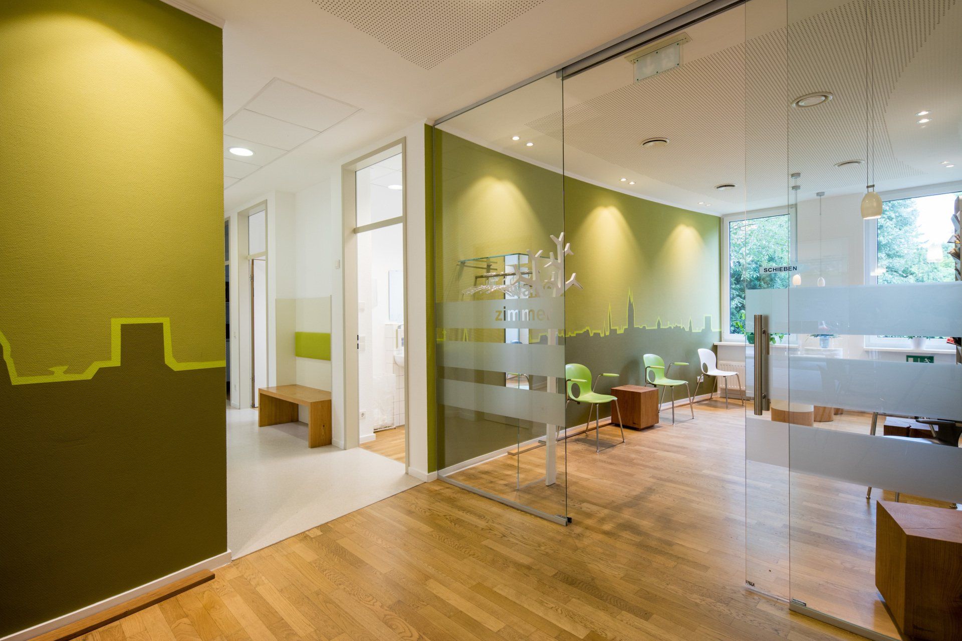 Empfangsbereich der Praxis mit Thresen