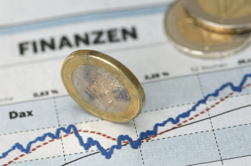 Eurostück auf einem Dokument mit Finanzdaten. Unser Anwalt für Insolvenzrecht steht für Sie ein. Eurostück auf einem Dokument mit Finanzdaten. Unser Anwalt für Insolvenzrecht steht für Sie ein.