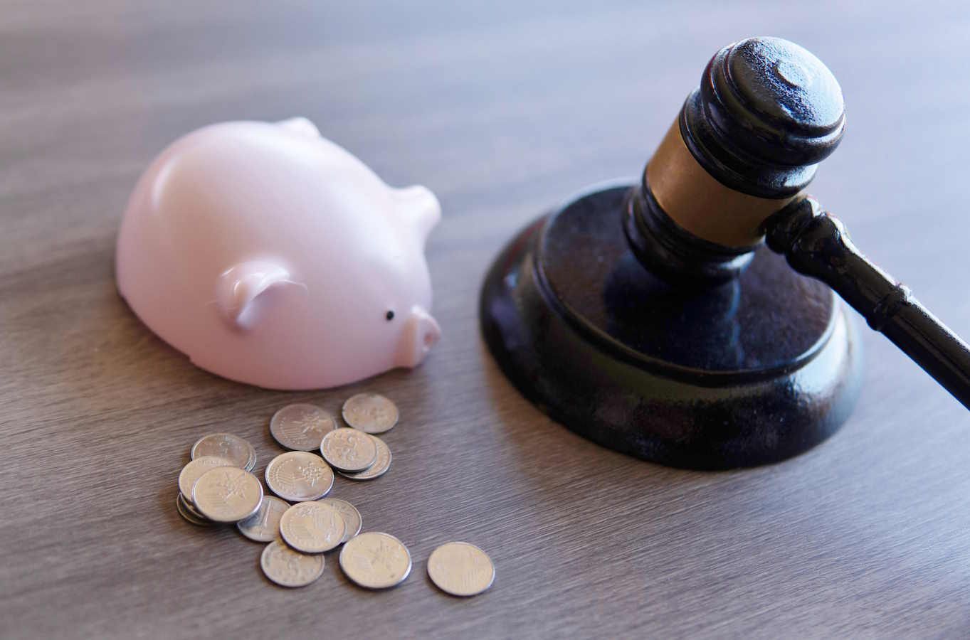 Leeres Sparschwein mit Richterhammer: Mit unserem Anwalt im Insolvenzecht sind Sie auf der sicheren Seite. Leeres Sparschwein mit Richterhammer: Mit unserem Anwalt im Insolvenzecht sind Sie auf der sicheren Seite.