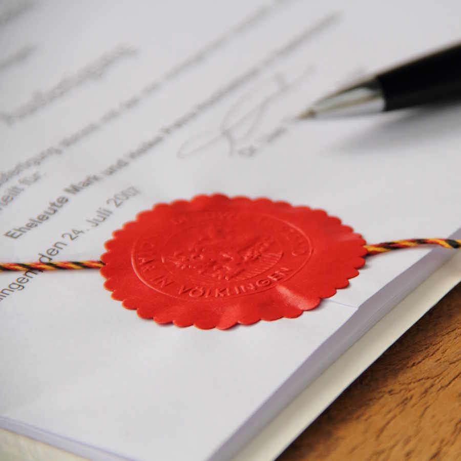 Ein Dokument mit einem roten Wachssiegel. Ein Dokument mit einem roten Wachssiegel. Unser Notar aus Meppen unterstützt Sie bei notariellen Angelegenheiten.