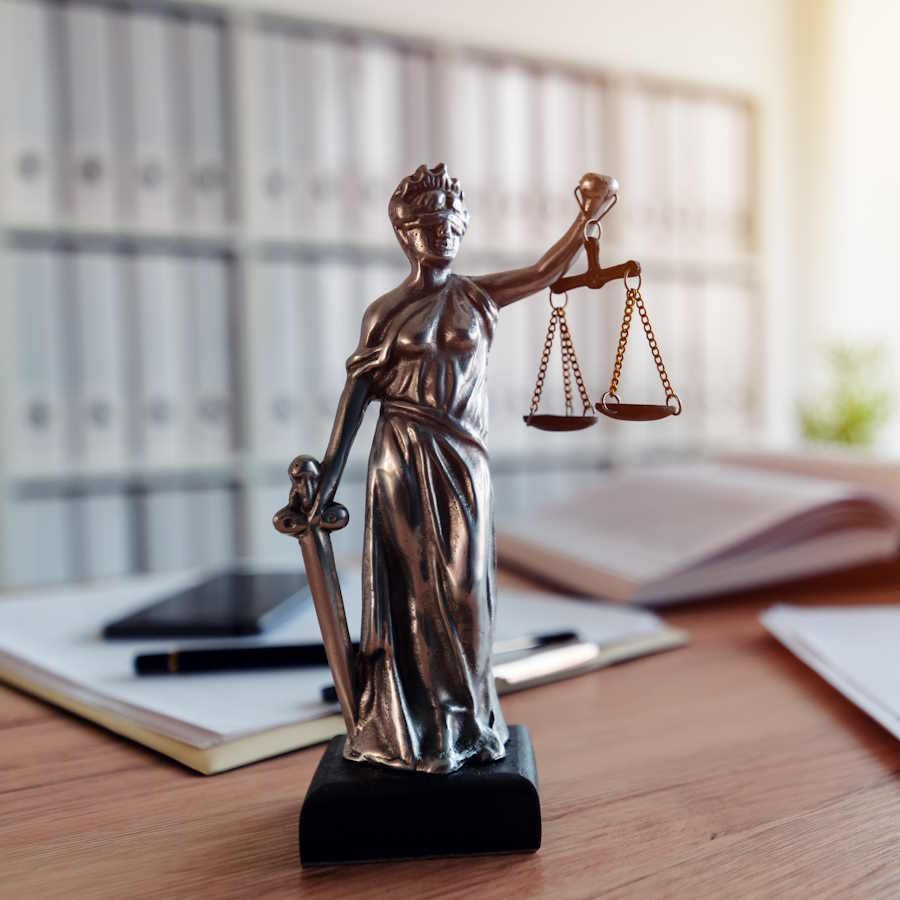 Die Statur einer Frau. In der linken Hand hält sie eine Waage und in der rechten ein Schwert. Die Statur einer Frau. In der linken Hand hält sie eine Waage und in der rechten ein Schwert. Als Rechtsanwalt aus Meppen kämpfen wir für Ihre Gerechtigkeit.