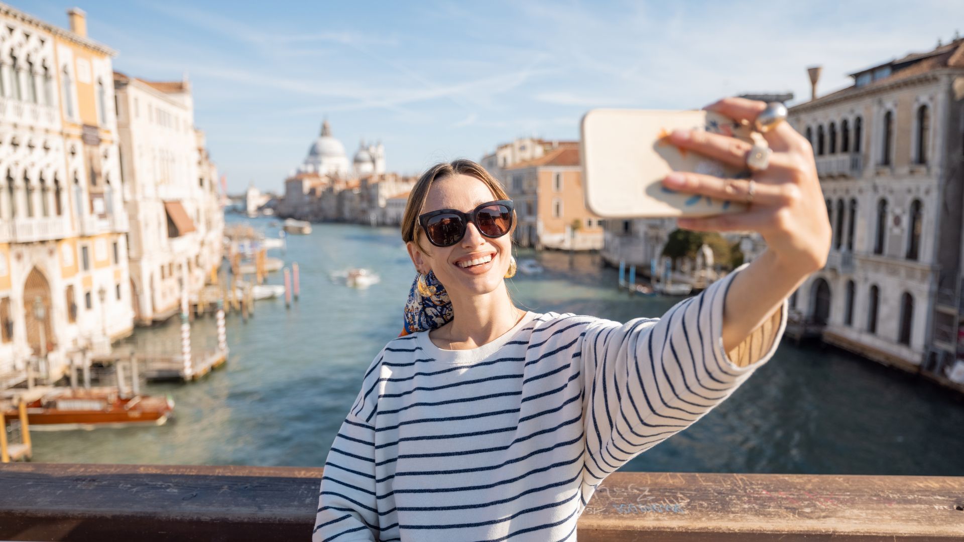 turista che si scatta un selfie a Venezia