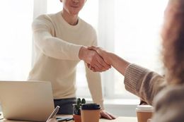 Darse las manos como confianza. Trato cercano con el cliente