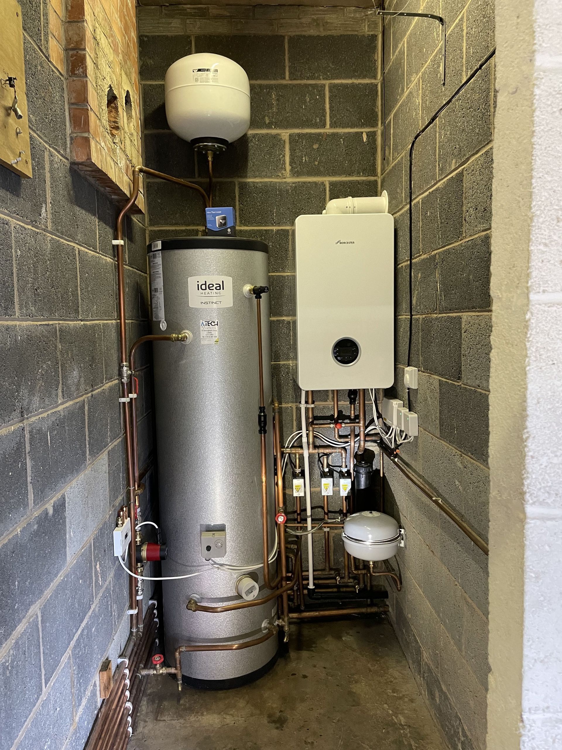 Unvented cylinder (water heater) with boiler in room
