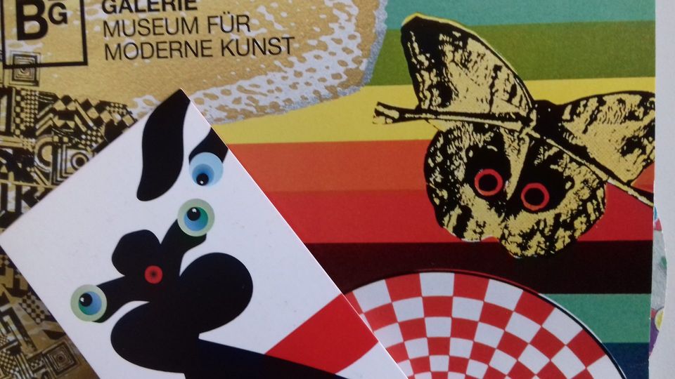 Abbildung: Collage. Kunstsinnaina (Gestaltung: Christine Oehrlein) auf der Einladungskarte der Berlinischen Galerie zur Paolozzi-Sonderausstellung fotografiert von Elke Scheler. Mit freundlicher Genehmigung der Berlinischen Galerie.