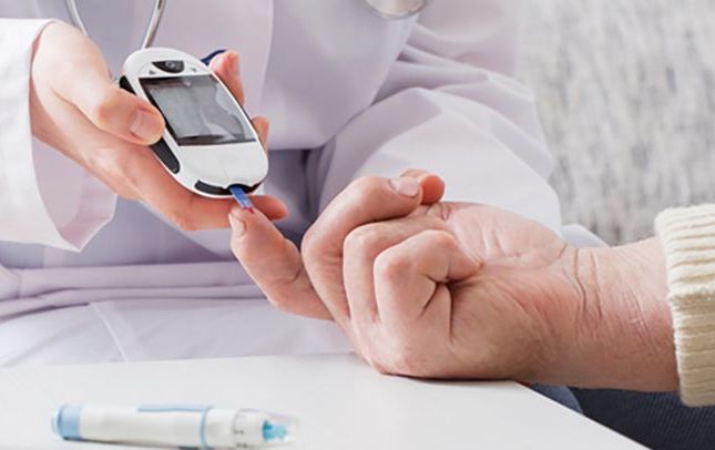 Els nostres pacients diabètics (DM tipus 1, tipus 2, diabetis gestacional, diabetis MODY i diabetis secundàries) són atesos pel nostre equip multidisciplinari, incloent-hi endocrinòlegs, nutricionista, educadora en diabetis i psicòloga. Organitzem periòdicament tallers grupals d'educació diabetològica Donem especial èmfasi a la prevenció de complicacions del pacients diabètic, mitjançant un programa anual de screening que inclou l'última tecnologia de detecció precoç de la neuropatia diabètica (Nervecheck)