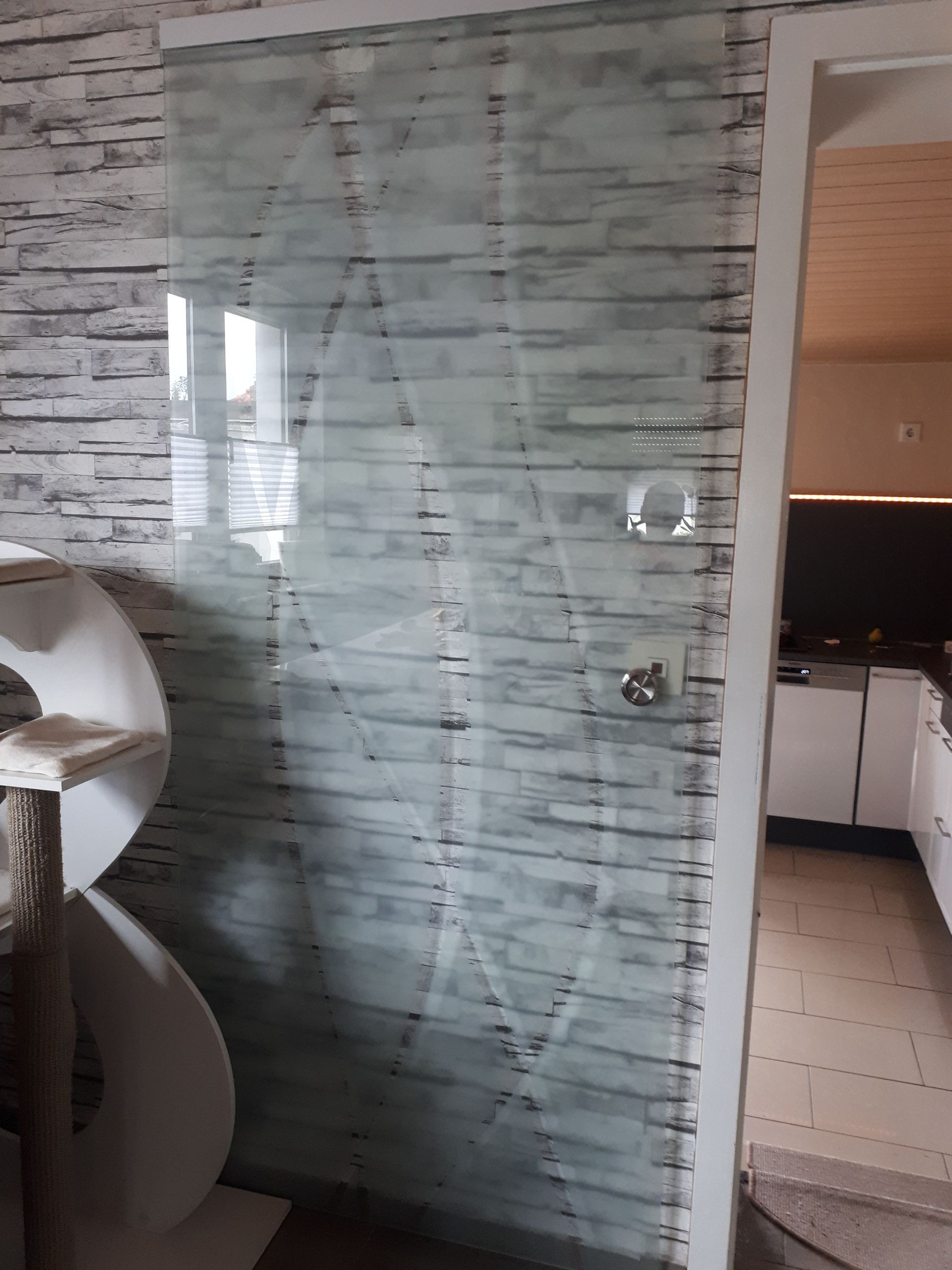 Fertig eingebaute Glasschiebetür – moderne Raumgestaltung