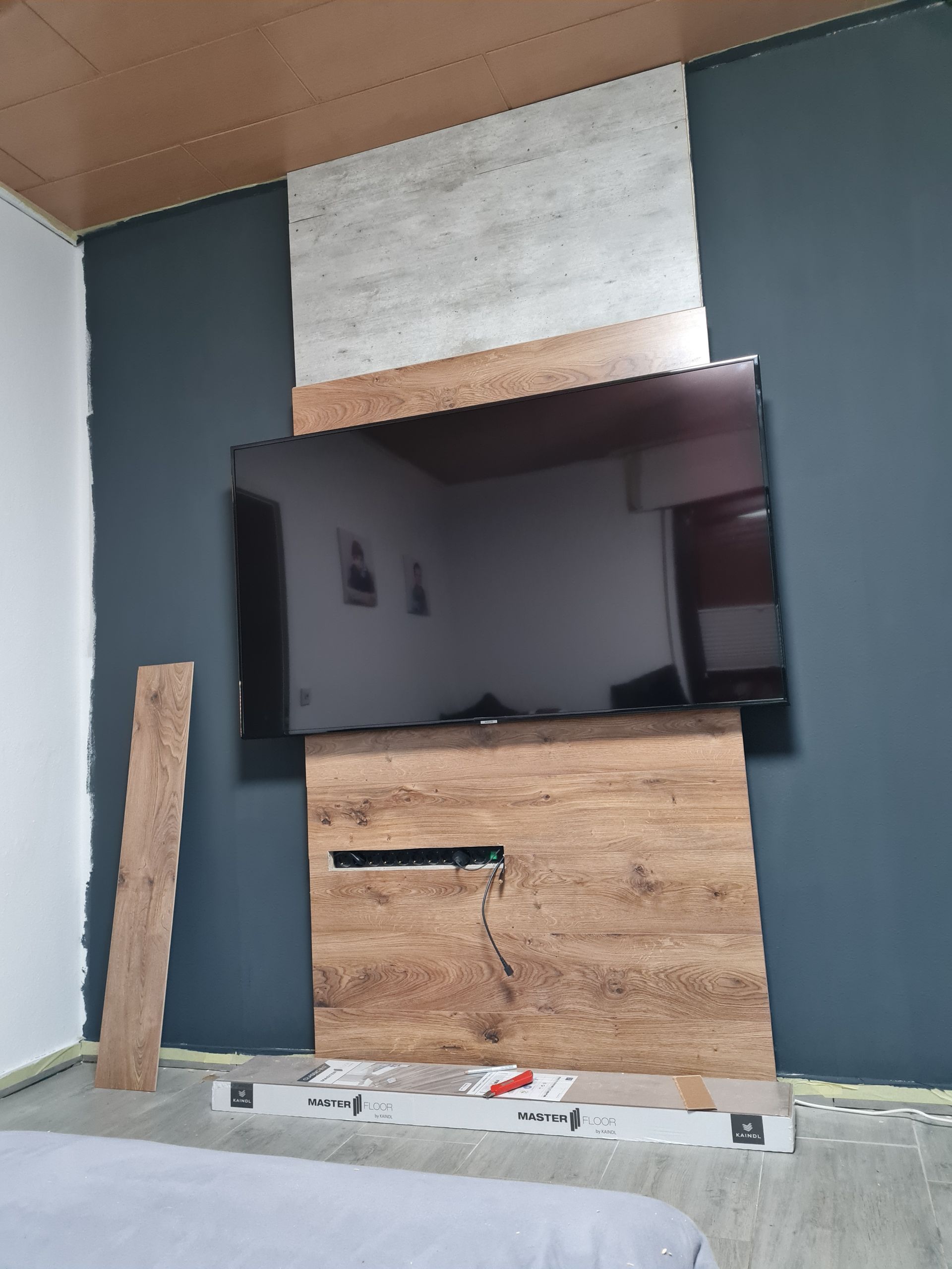 Handwerker plant und erstellt TV-Wand – individuelle Möbelmontage