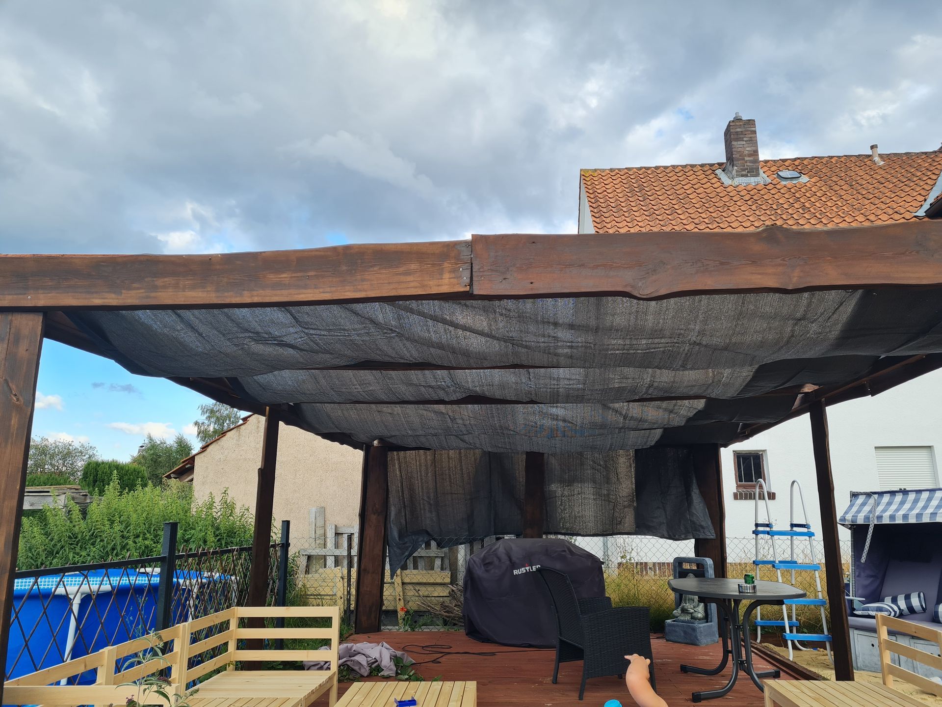 Fertig geplante und aufgebaute Terrasse mit individueller Terrassenüberdachung