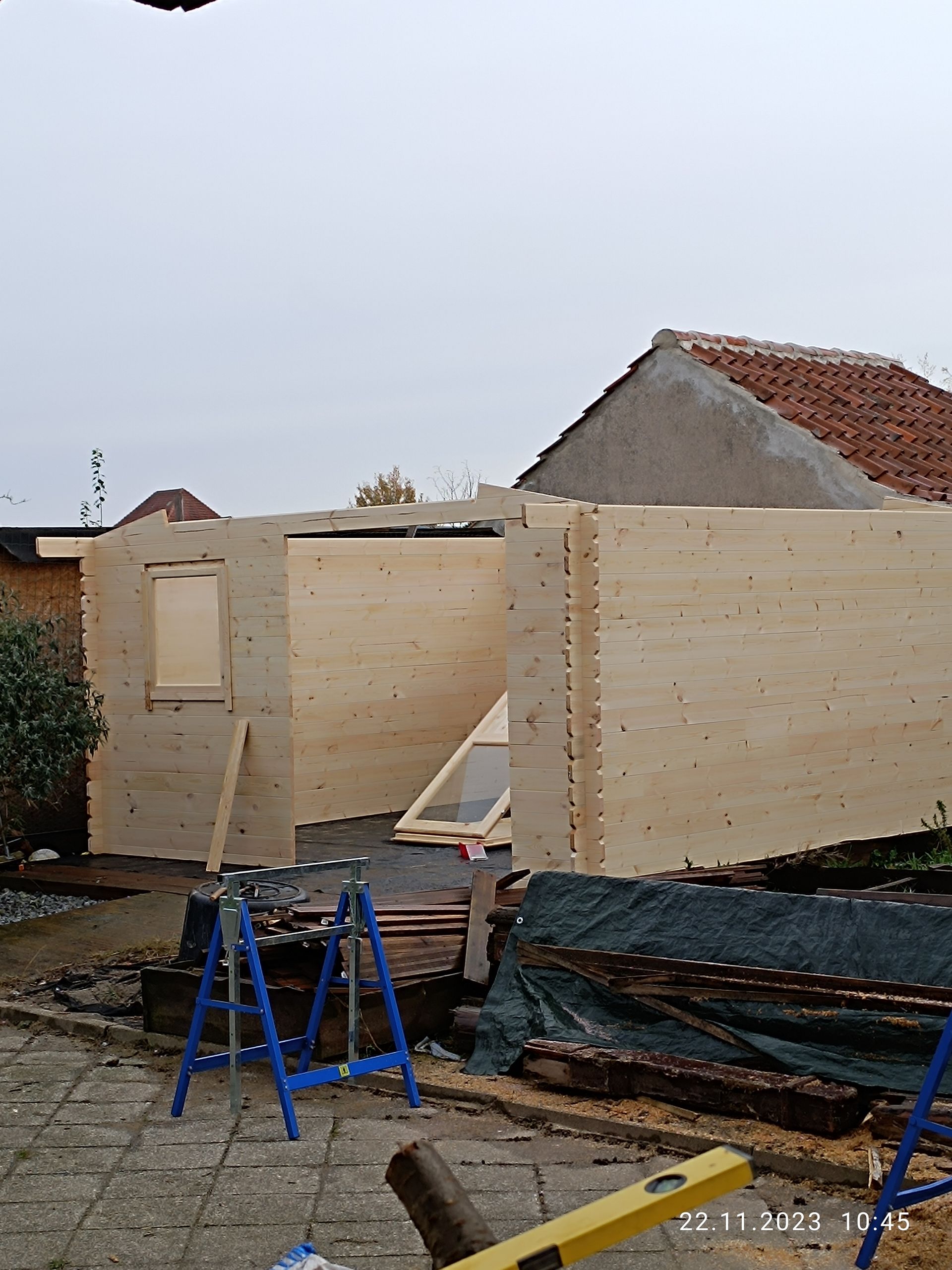 Professionelle Montage einer Gartenhütte – fachgerechte Aufstellung