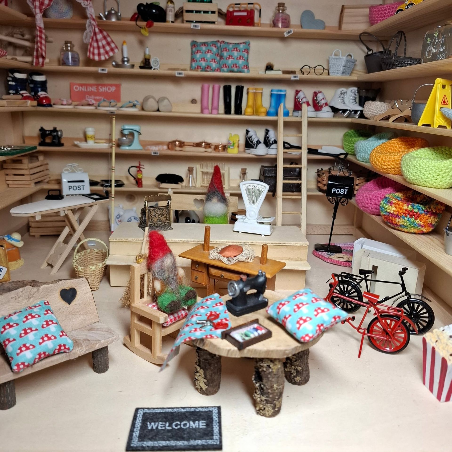 Ein grüner Wichtel mit roter Mütze und weißem Bart sitzt auf einem Felsen auf seiner Holzbank mit Herz und schaut in sein Fernrohr.