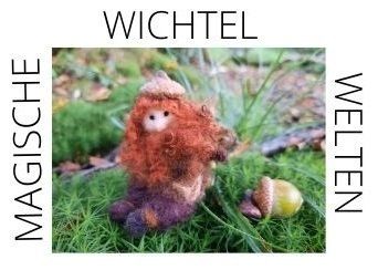 Eichenwichtel Elmar sitzt im Wald neben einer Eichel. Er trägt einen Eichenkappenhut.