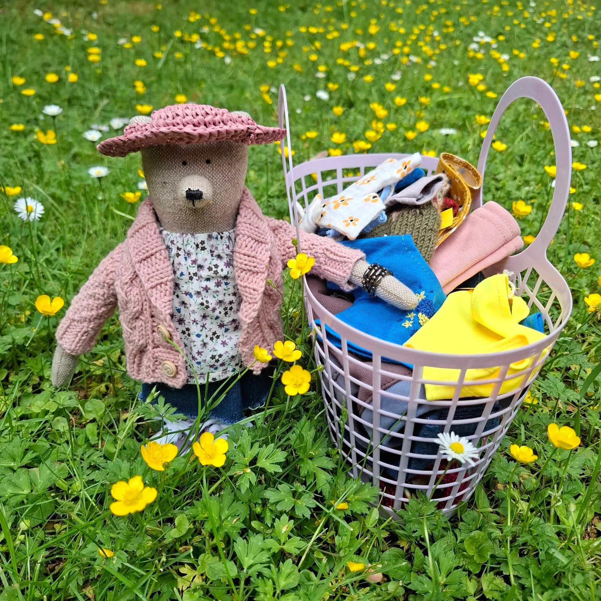 Bärin Freya steht mit einem Schlüsselbund in ihrem leeren Laden. Vor ihr liegt ein großer alter magischer Schlüssel. Der Teddybär trägt eine rosa Strickjacke, einen blauen Jeansrock und rosa Strohhut.