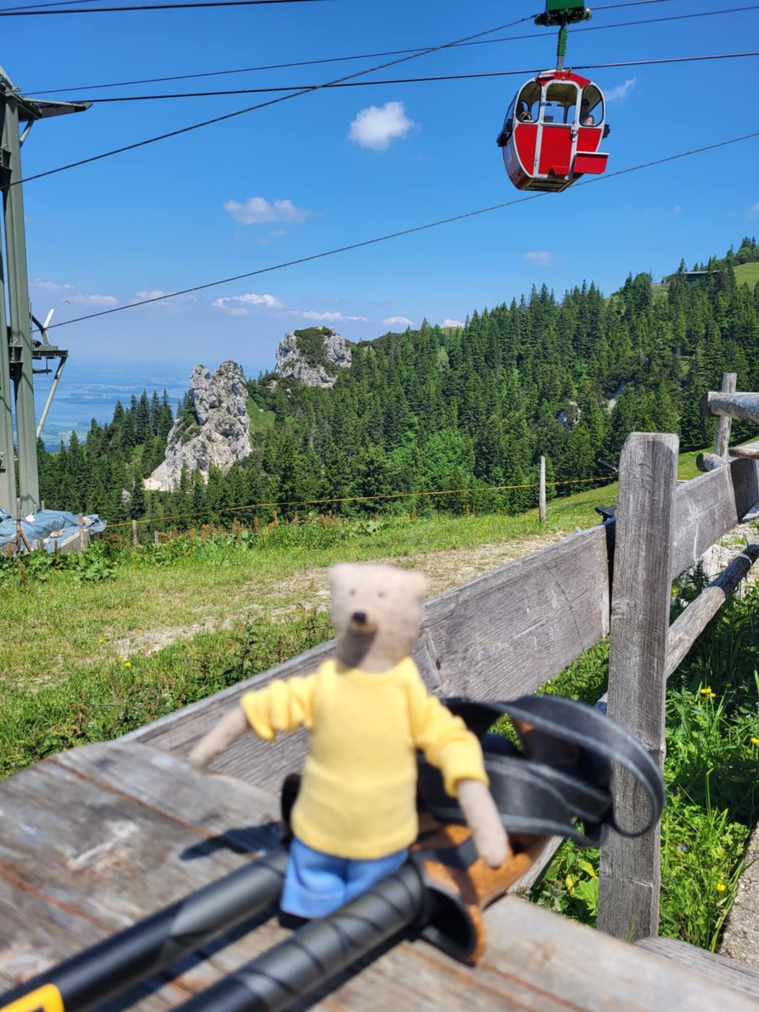 Der hellbraune Teddybär Paul mit blauer Hose und gelbem Oberteil ist an oder in der Seilbahn der Kampenwand bei Aschau im Chiemgau verloren gegangen. Gesucht seit dem 19. Juni 2025.