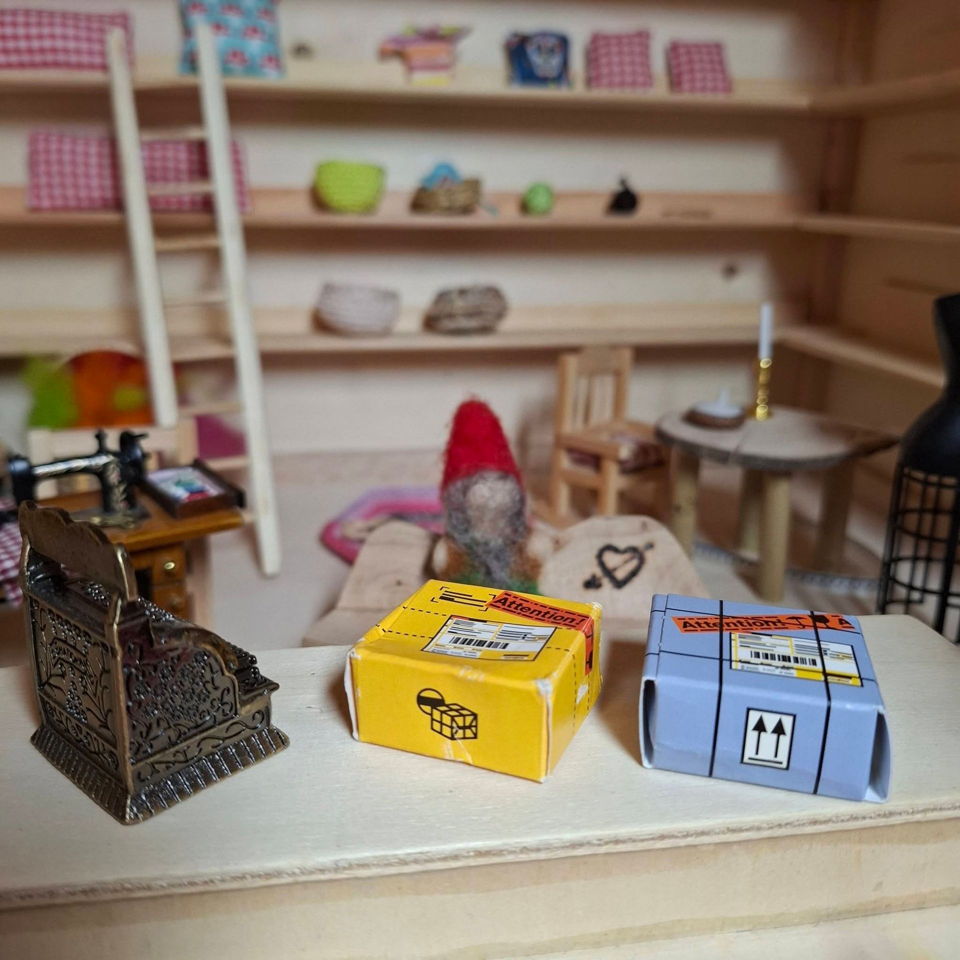 Wichtel Alvar sitzt in seinem Miniatur shop und brütet über die Verpackungsordnung und seine Versand