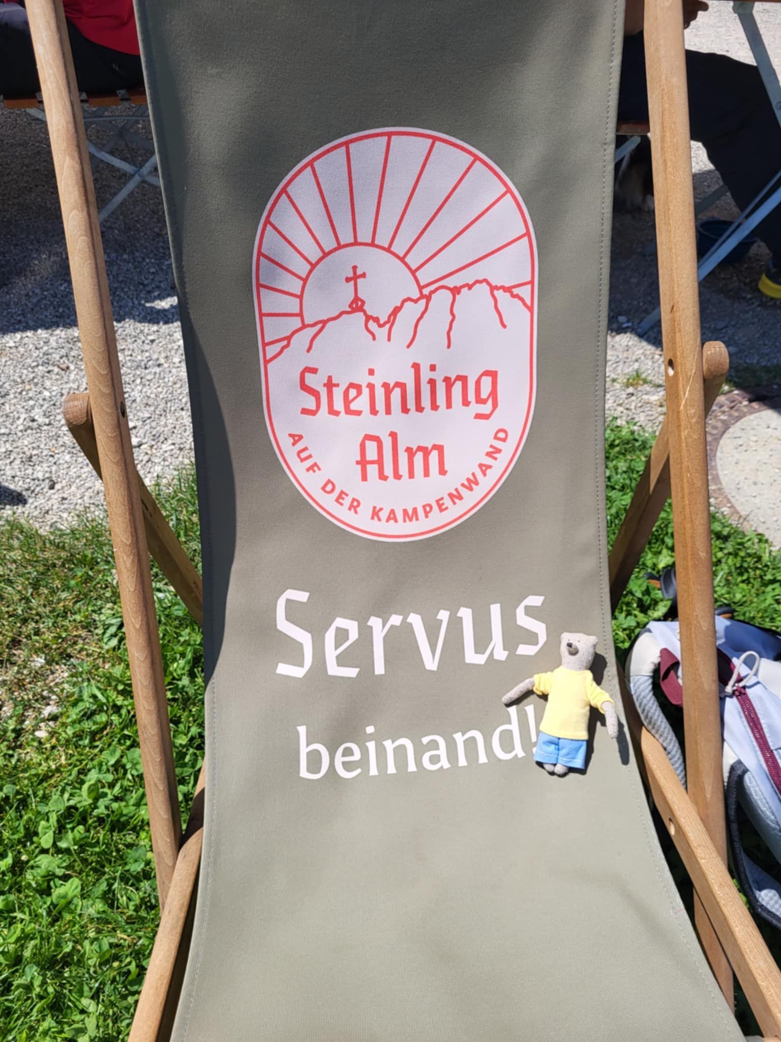 Verlorener Teddybär in Aschau – hellbraun, blaue Hose, gelbes Shirt, vermisst bei Kampenwand-Seilbahn und Möslarna seit 19. Juni 2025.