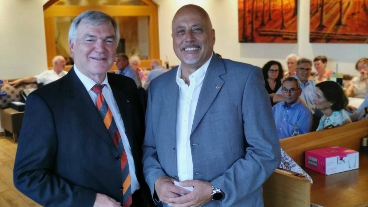 Der Vorstand des LIONS-Club Sigmaringen-Hohenzollern. Im Vordergrund schüttelt Past-Präsident Wilhelm Stöcker seinem Nachfolger Franco Olivieri die Hand.