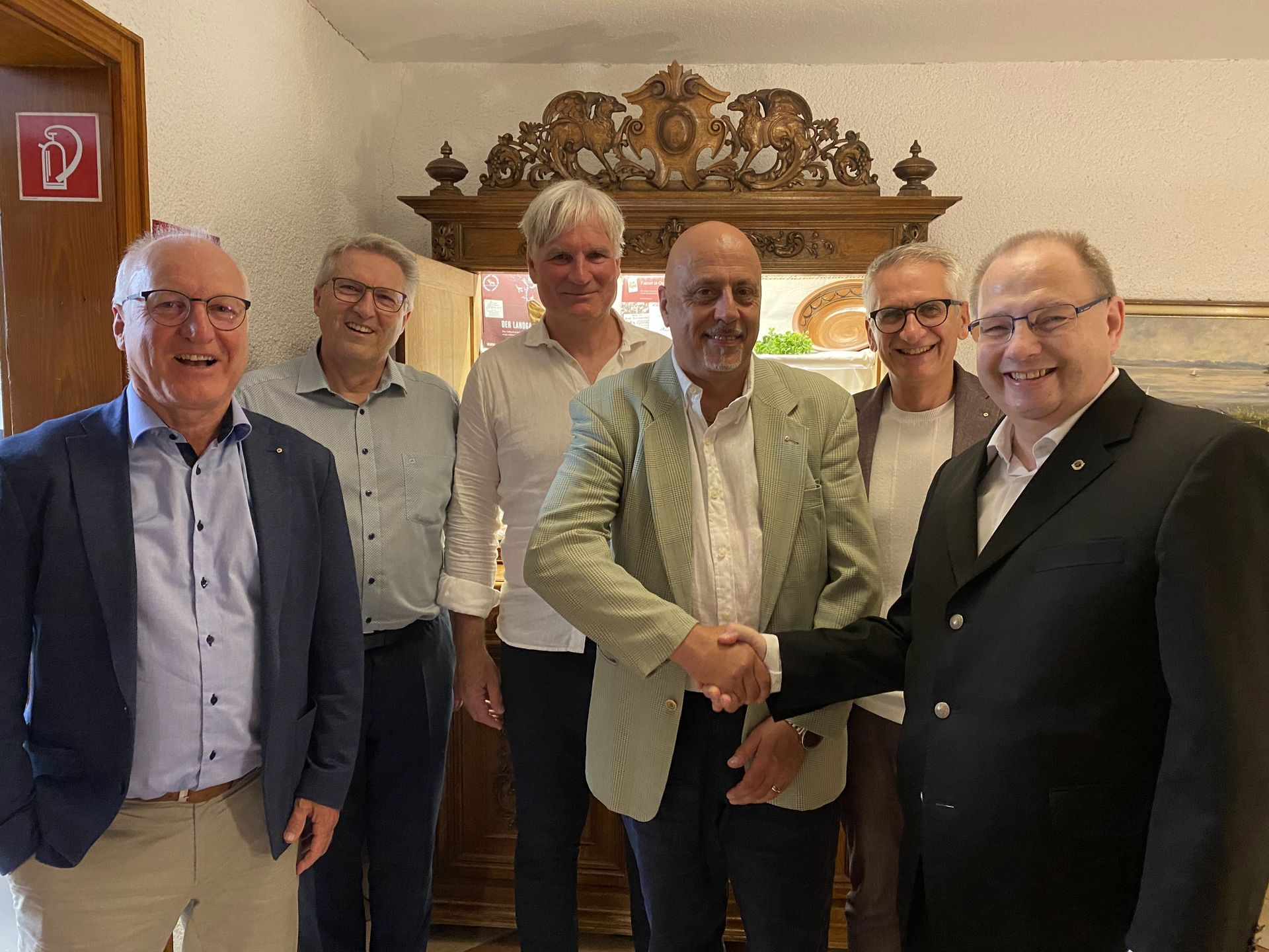 Zu sehen ist der Vorstand des LIONS Club Sigmaringen-Hohenzollern
Von links nach rechts: Dr. Axel Storkenmaier (Sekretär), Eduard Dreher (Clubmaster), Dr. Tilmann Kästle (Mitgliedschaft), Franco Olivieri (Past-Präsident), Klaus Rein (Schatzmeister) und Marco Henkel (Präsident)
Nicht auf dem Bild: Wolfang Kabus (Vize-Präsident und Dr. Robert Wolf (Vorsitzender Hilfswerk)