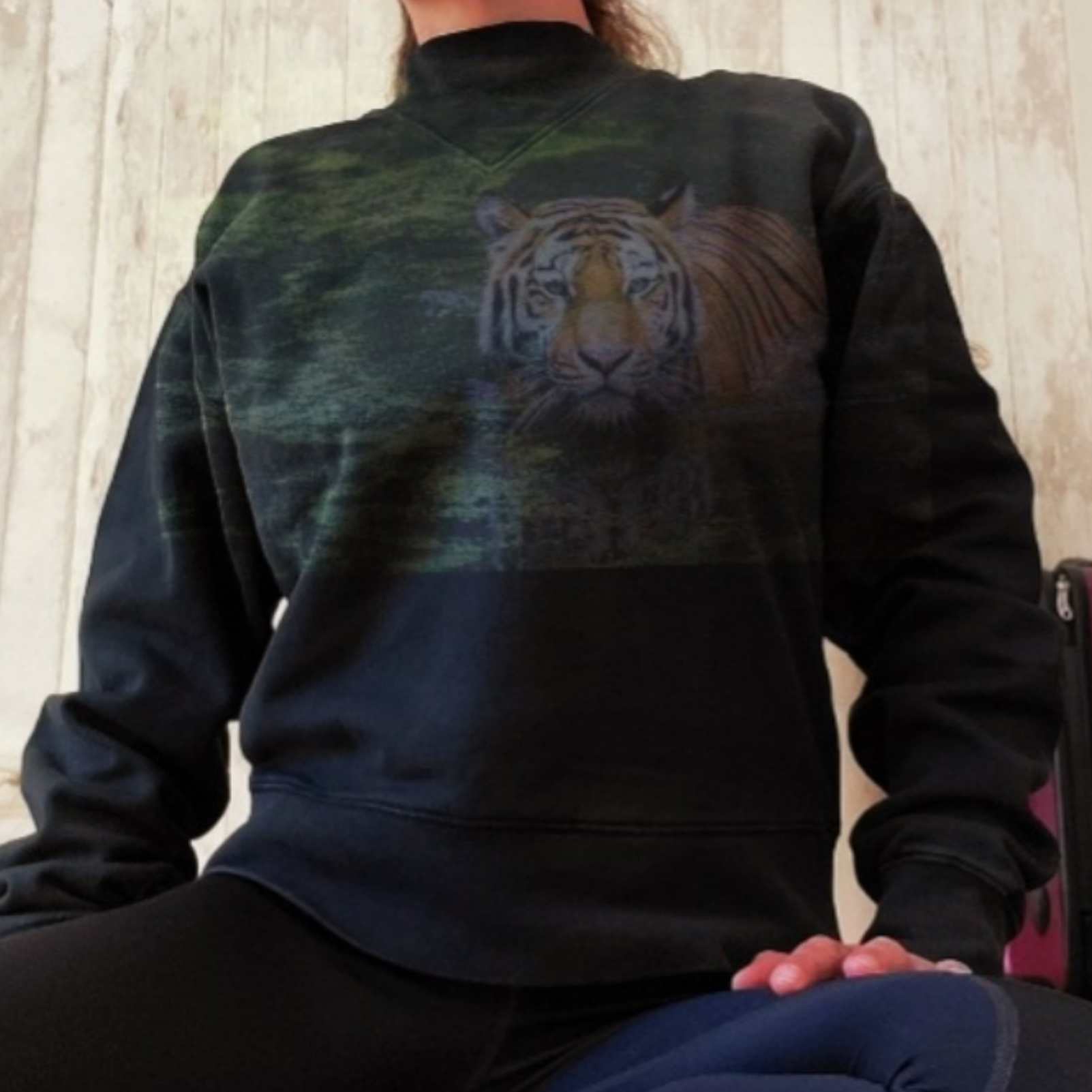 Sudadera de algodón orgánico con cuello Perkins y un tigre estampado en la parte delantera de color negro producida por masstige