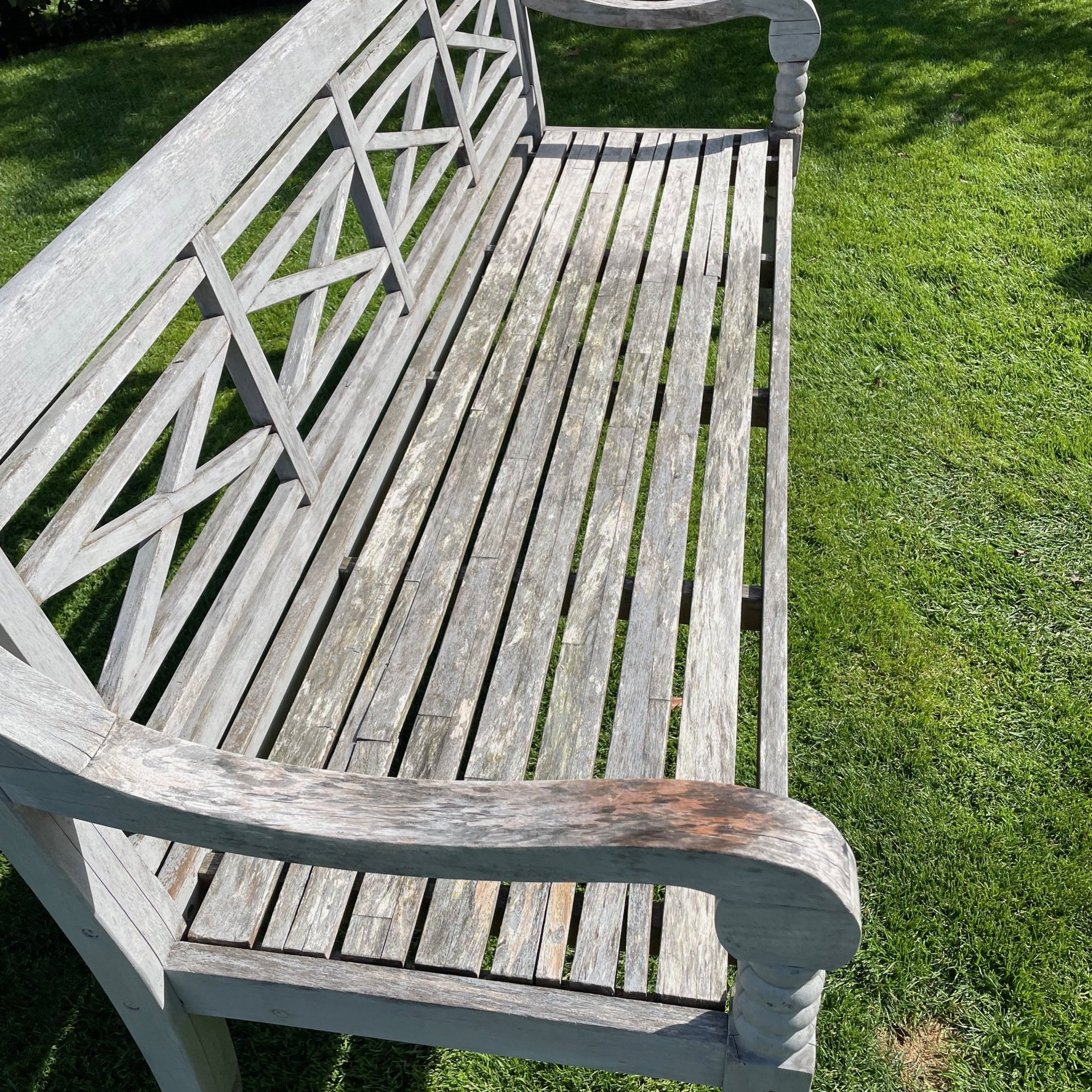 Verwitterte Gartenmöbel reinigen