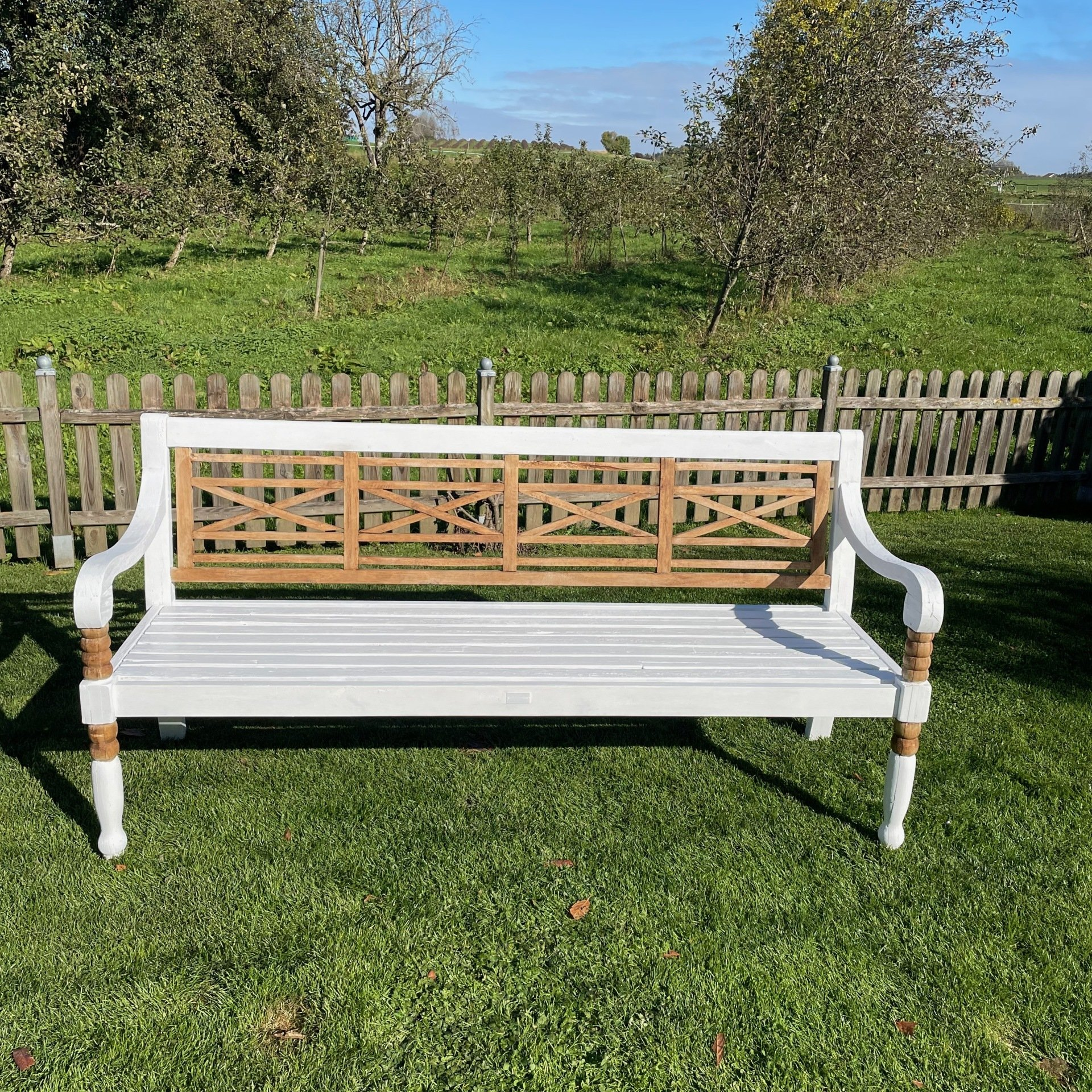 Gartenbank weiß streichen