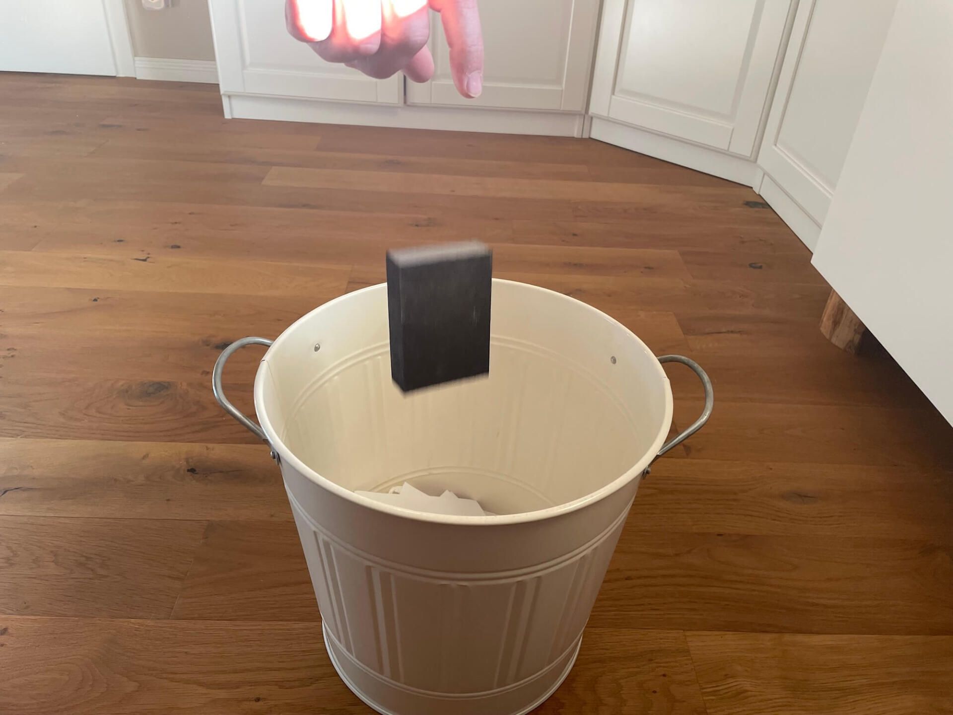 Holzdecke streichen ohne schleifen, schmeiß das Schleifkissen in den Müll und spar dir den Aufwand.