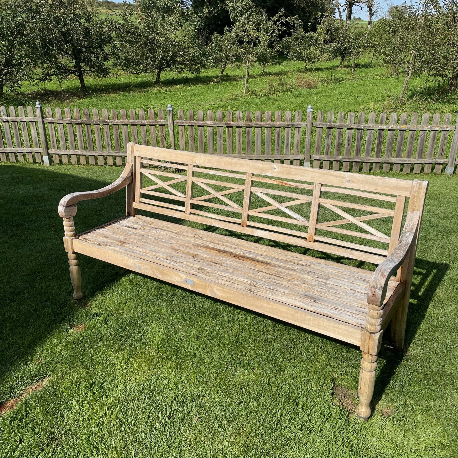 Gartenbank von Wachs befreien