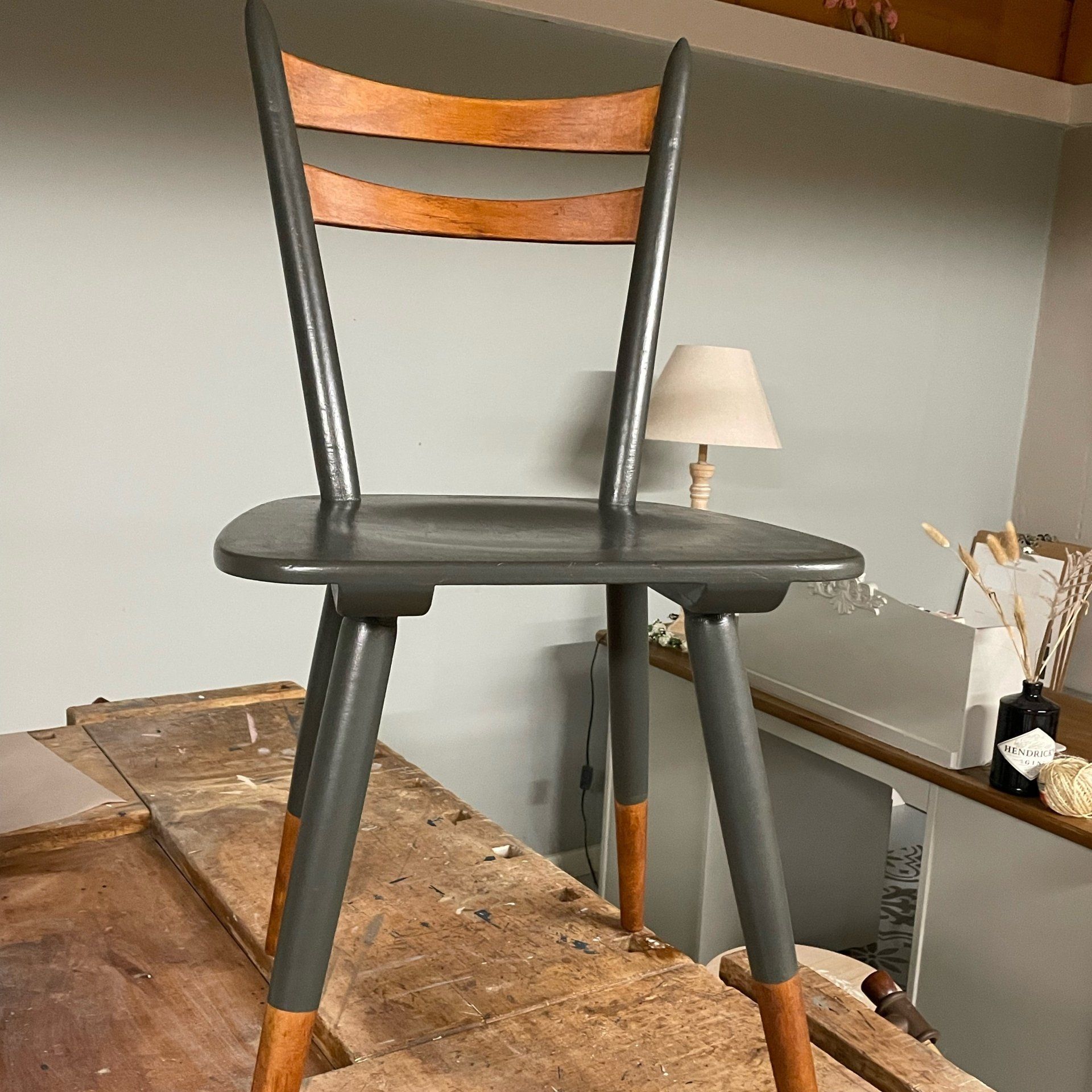 Stuhl streichen mit Kreidefarbe