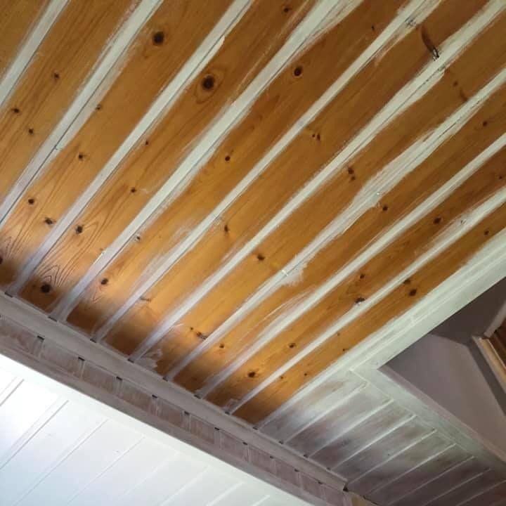 Beim Holzdecke streichen werden erst die Vertiefungen der Paneele gestrichen