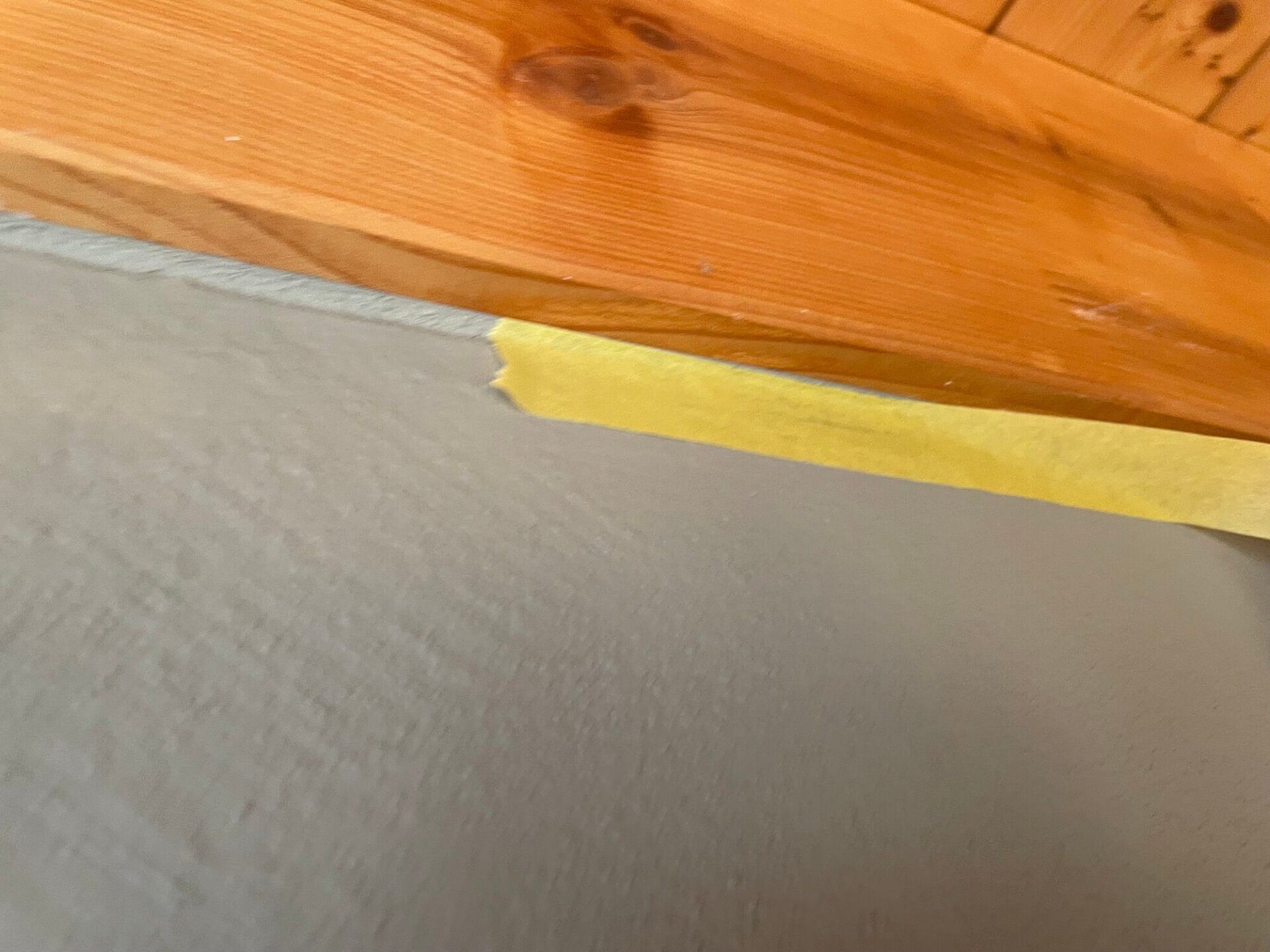 Vor dem streichen der Holzdecke muss alles ordentlich abgeklebt werden!