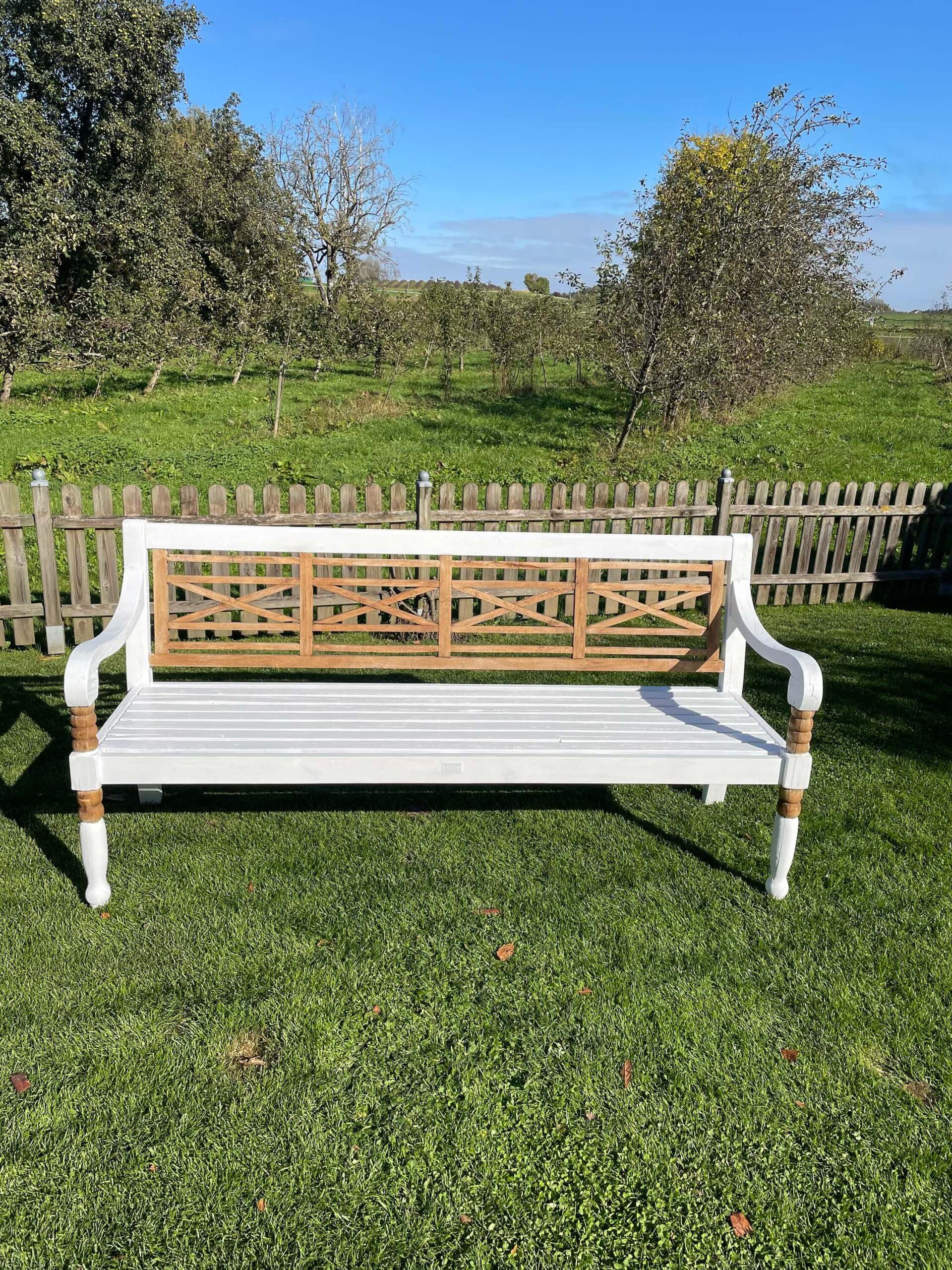 Beim Gartenmöbel streichen mit Kreidefarbe Outdoor muss  die Holzbank vorher gereinigt werden