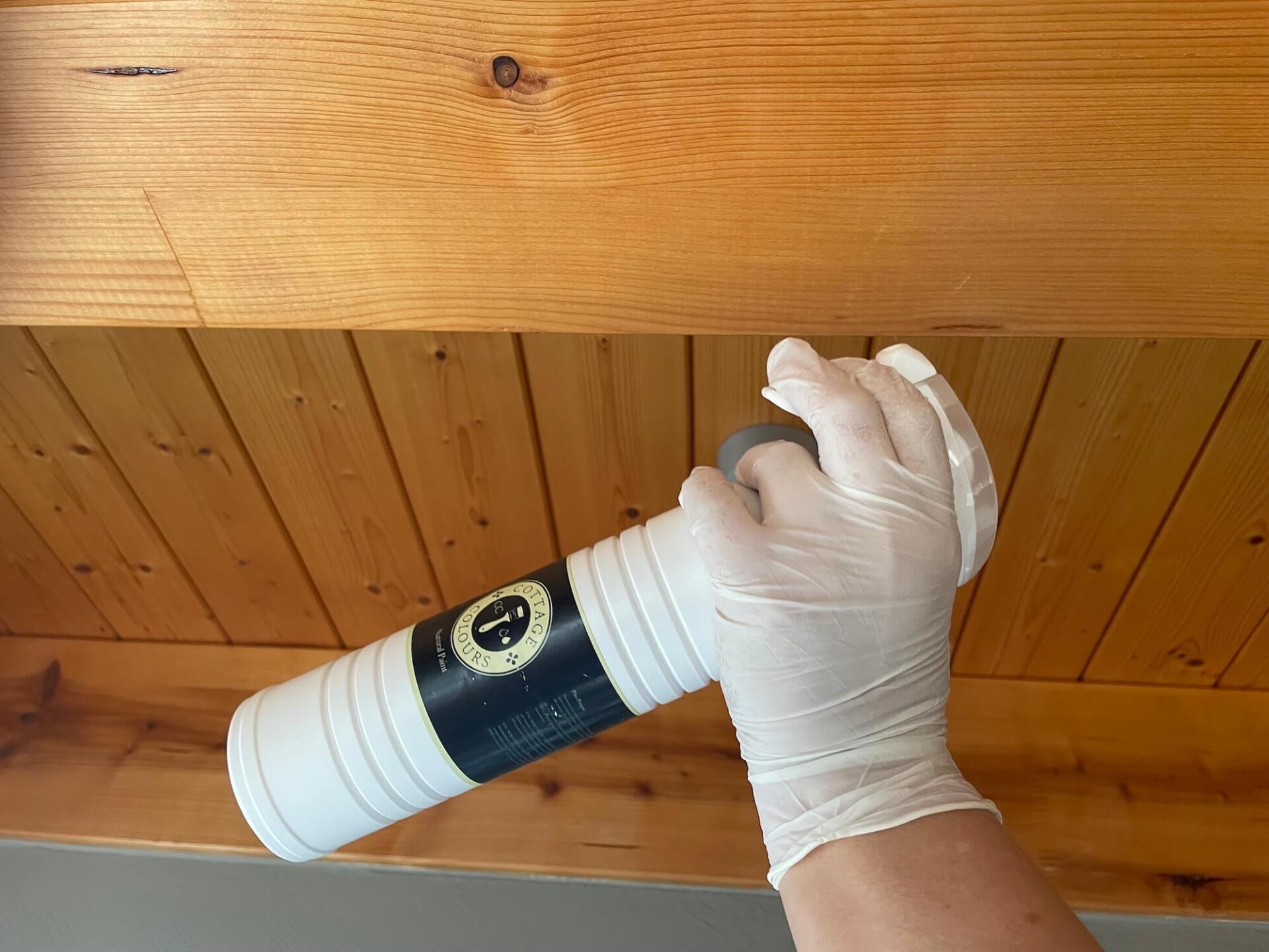 vor dem streichen der holzdecke wird sie mit dem cleaner gereinigt