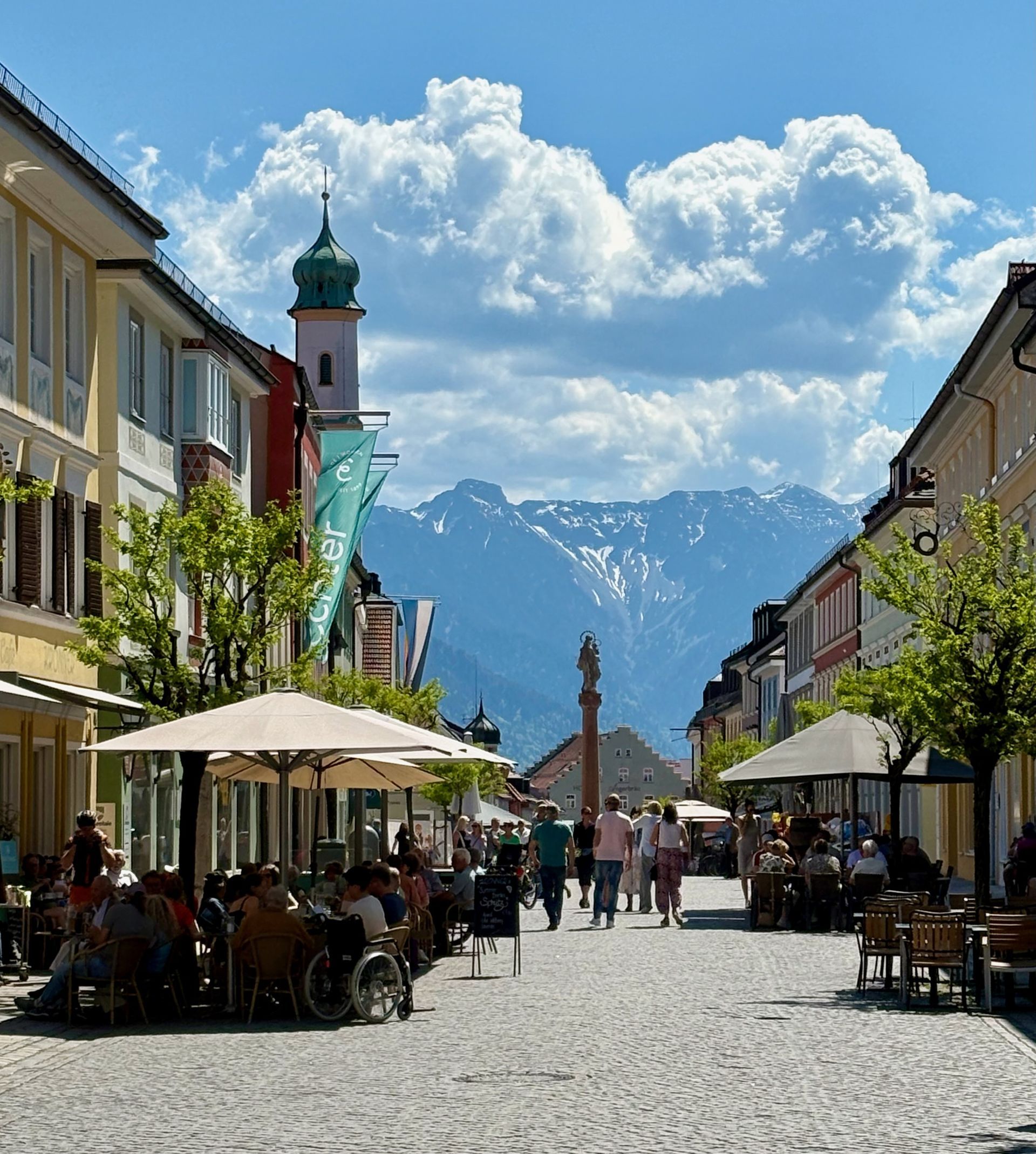 Die Fussgängerzone am frühen Abend im April. Die Fussgängerzone am frühen Abend im April.