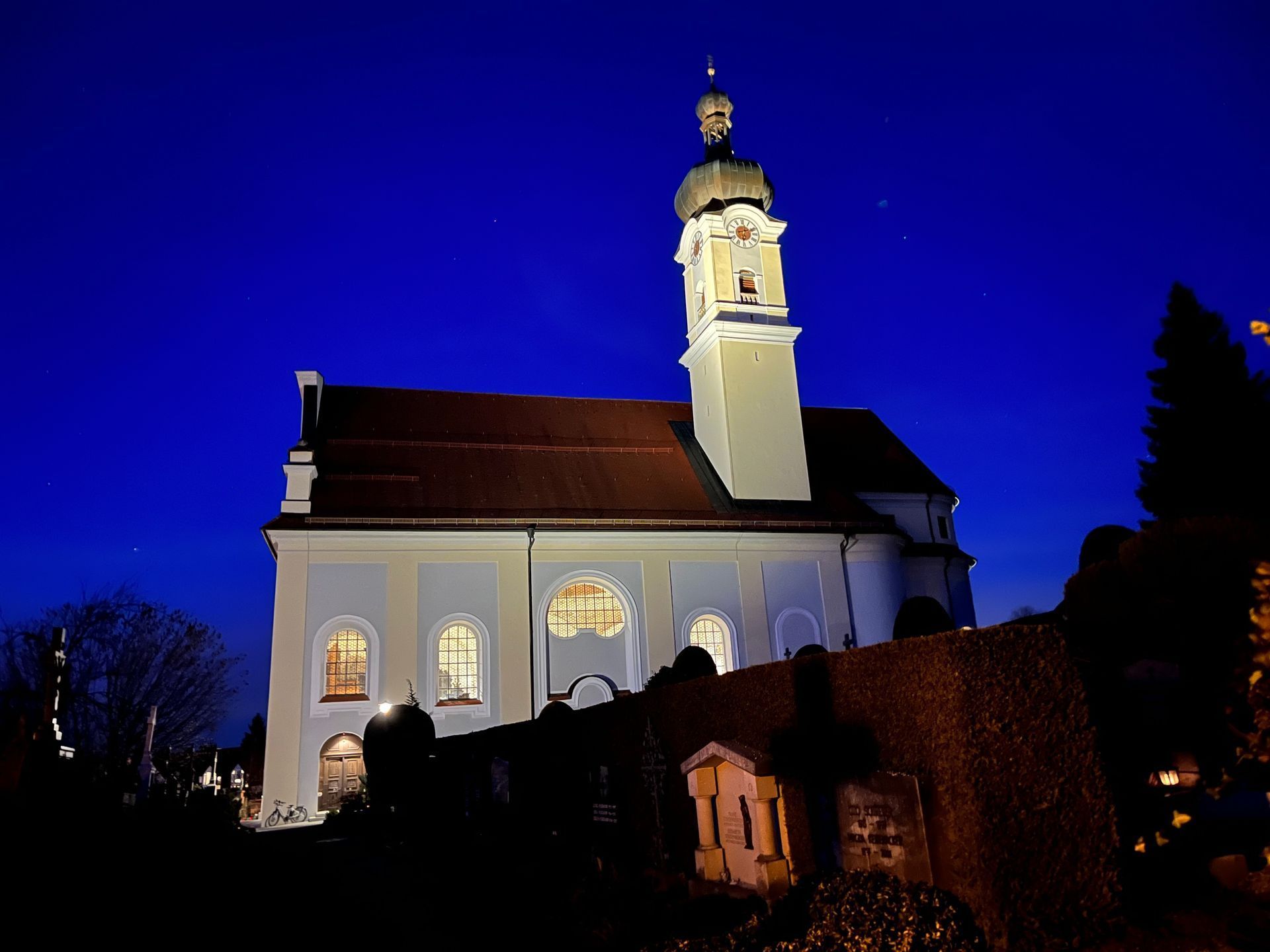 Die Sankt Nikolauskirche in Murnau, abends betrachtet