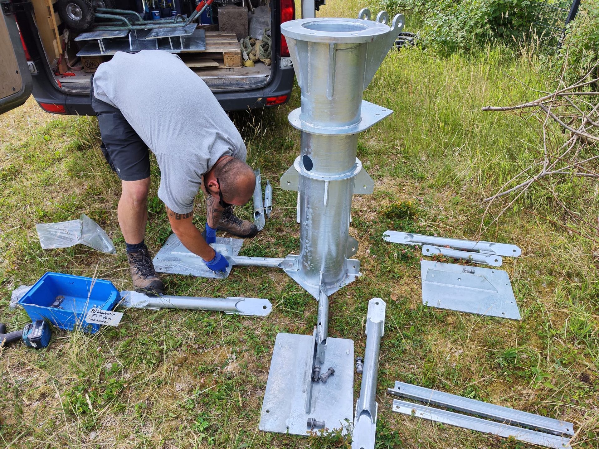 Das Bild zeigt den Zusammenbau der Steelroots-Technik durch einen Monteur. - Es handelt sich hier um ein Projekt der militärischen Nutzung.