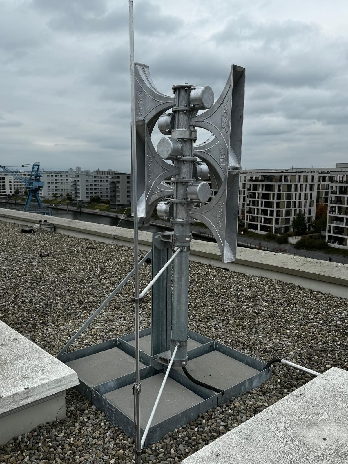 Eine sehr gute Lösung auf einem flachen Dach: der Flachdachständer ist sehr gut belastbar und es entstehen keine Arbeiten am Gebäude. Eine flexible Lösung.