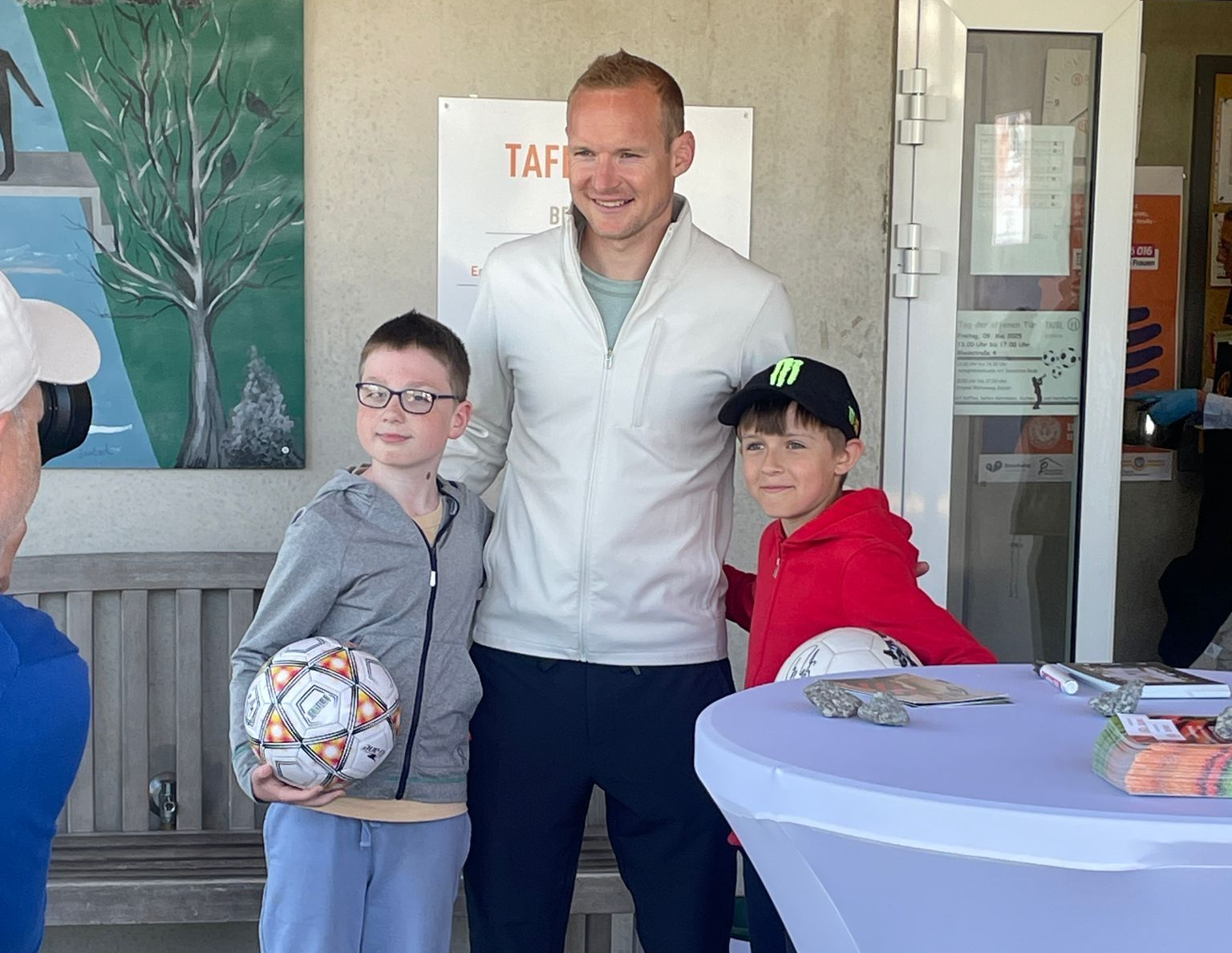 Jan Rohde mit zwei Kindern beim Tag der offenen Tür 2025 der Tafel Bensheim
