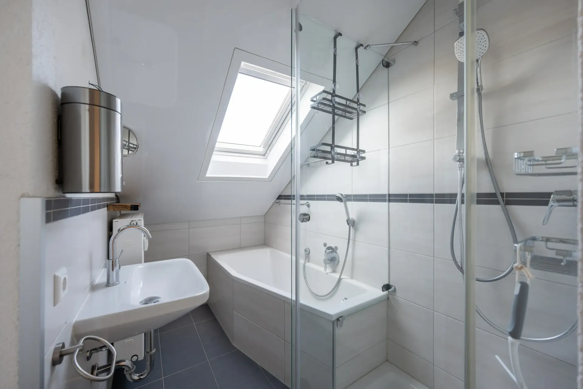 Badezimmer - hell und freundlich mit Badewanne und Dusche